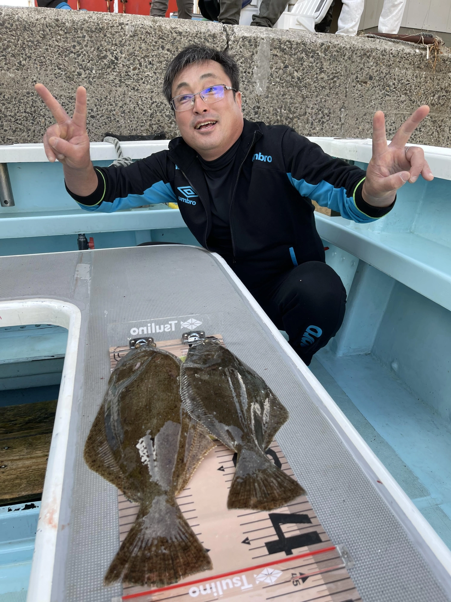 こちらのお連れ様はアベレージ初冬ビラメを❷枚 釣り上げましたよッ(^-^)