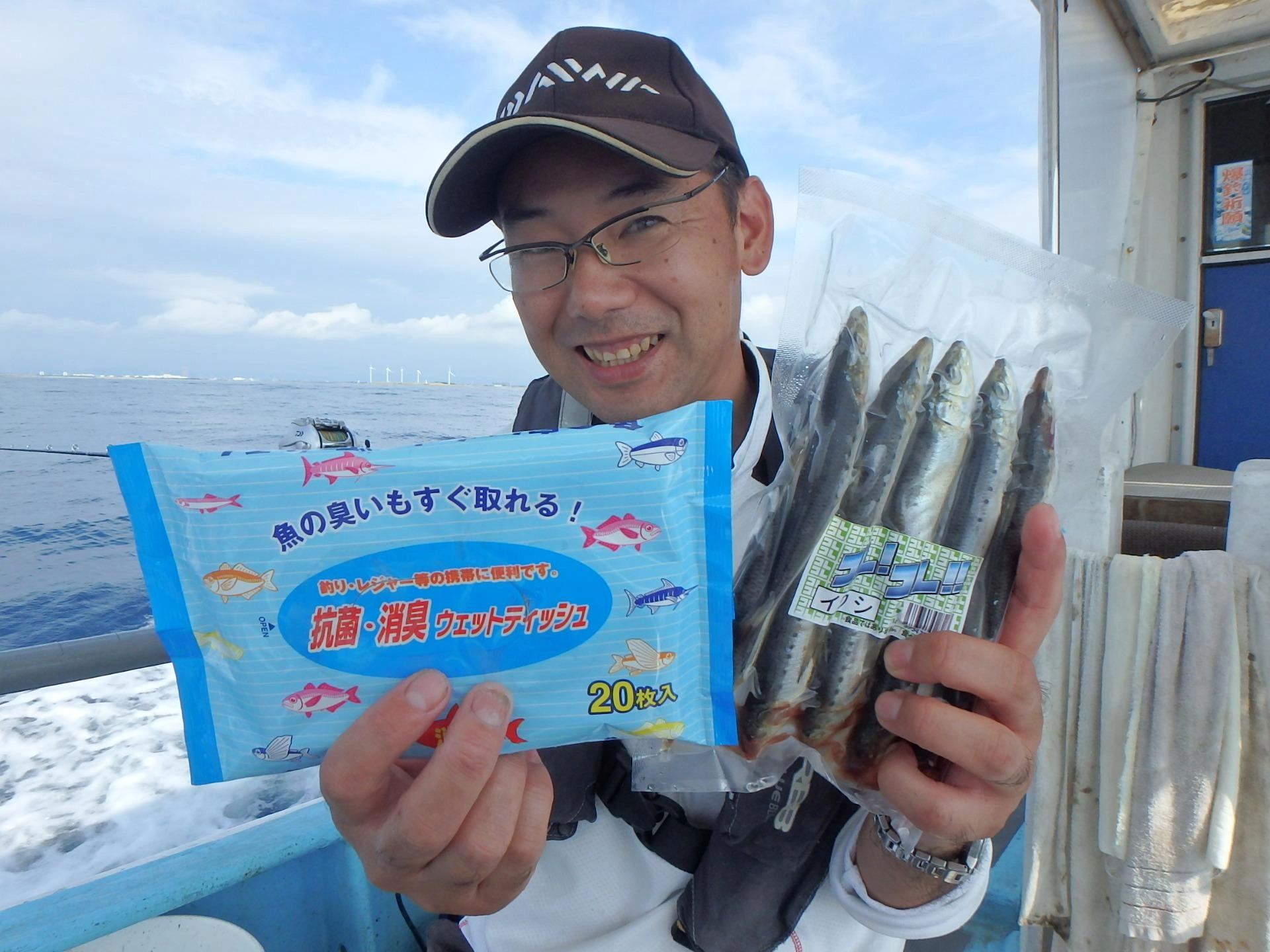 エサのイワシはかなりの匂い！この消臭・抗菌ウエットティッシュを使うと嫌な臭いがとれちゃいます。