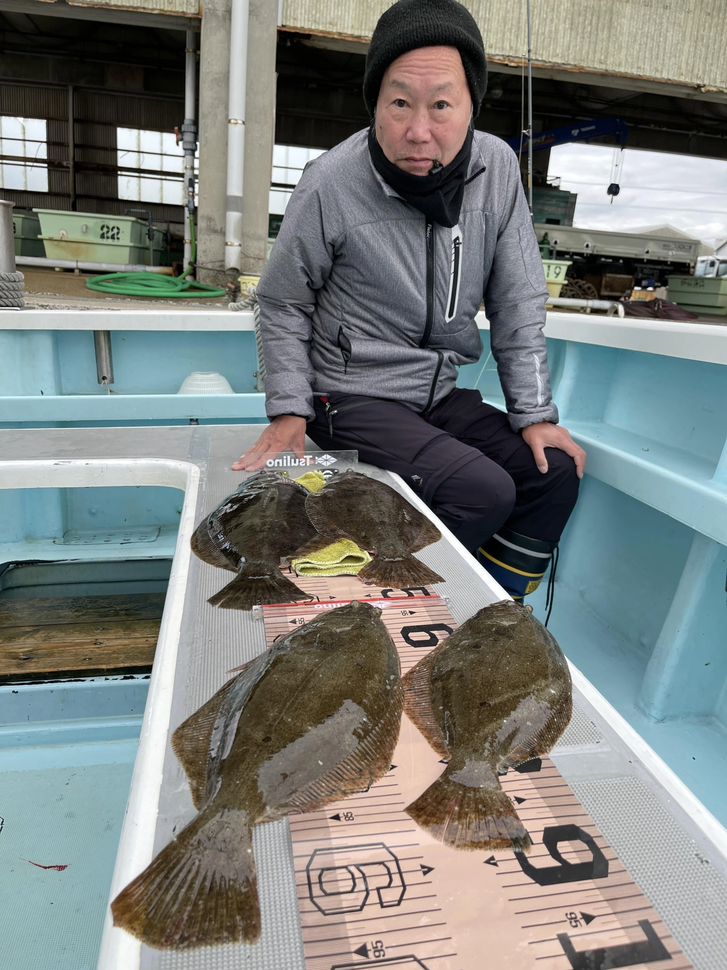 おひとりで初冬アベレージビラメを❹枚も釣り上げましたよッ(^-^)