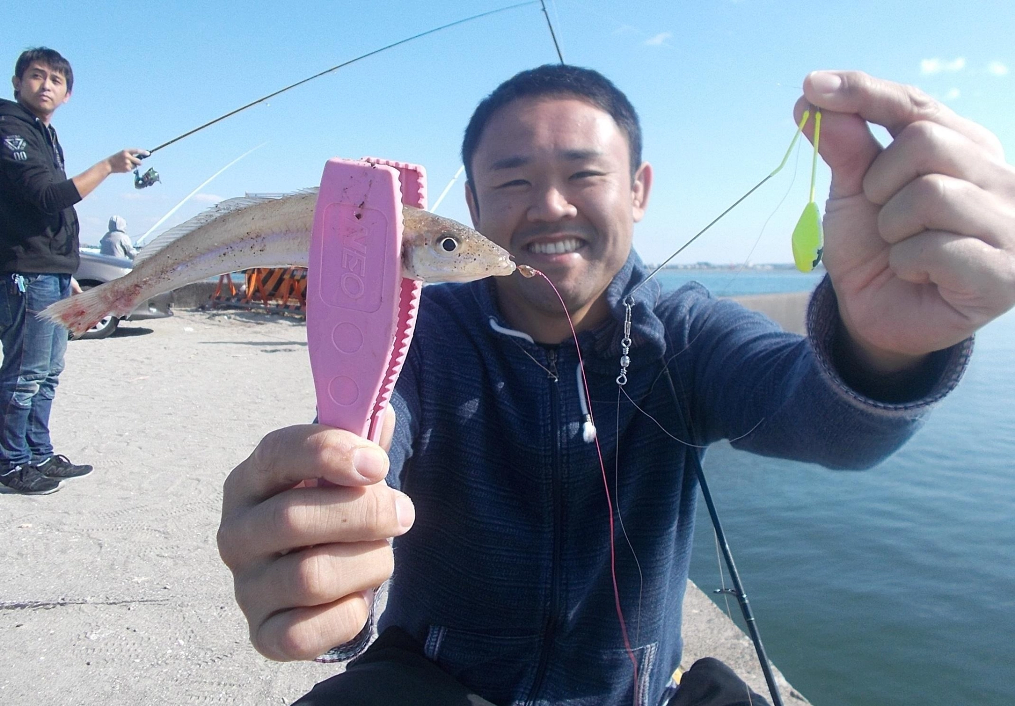 釣れたキスのヒレが噛まれてます！釣れたキスを泳がせて更なる大物を狙って見てもいいかも。