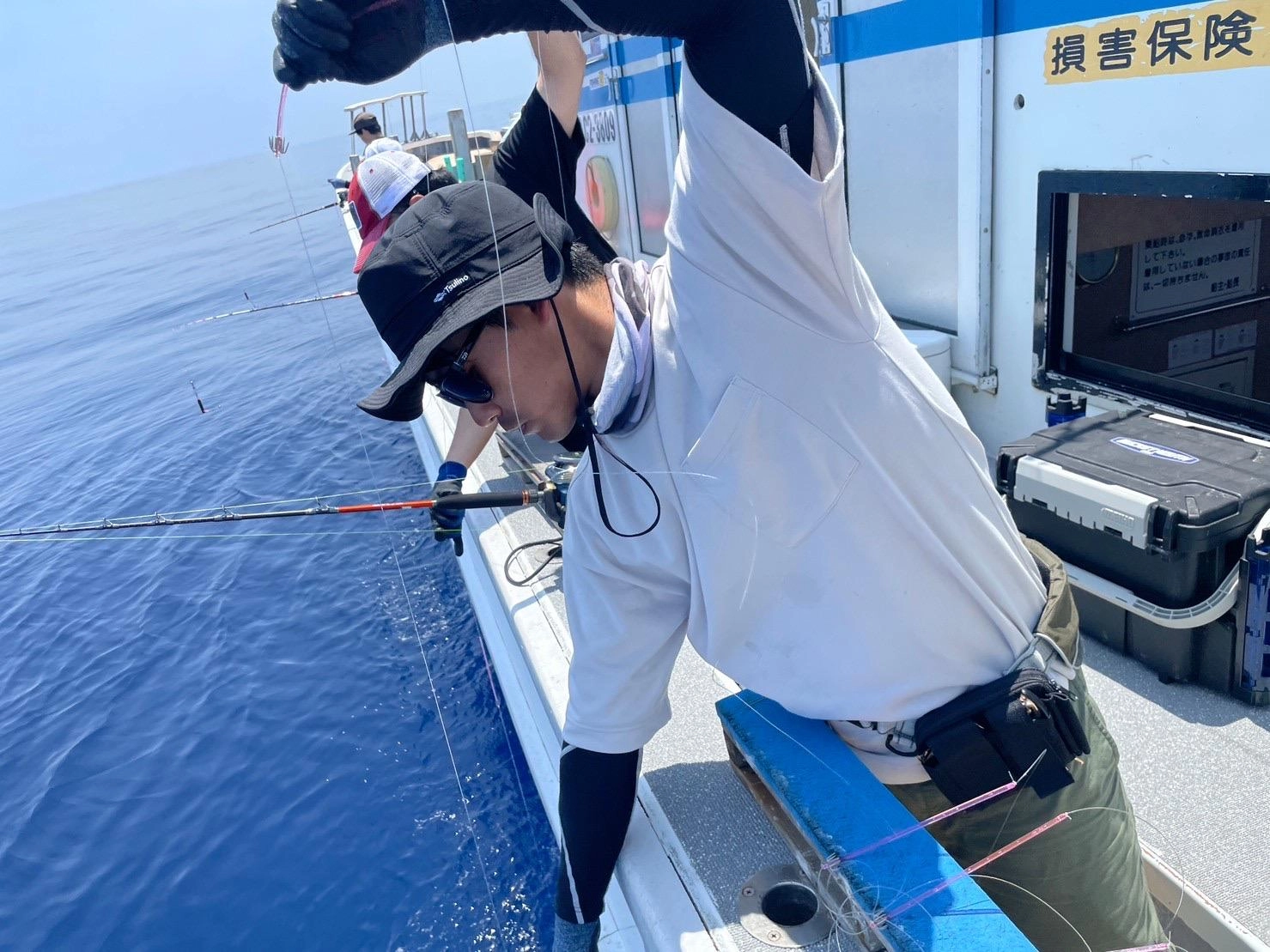 回収の時はイカヅノと次のイカヅノの上のハリスを持って引き上げてください！
このとき糸が緩むと目の前でバラす原因になります！