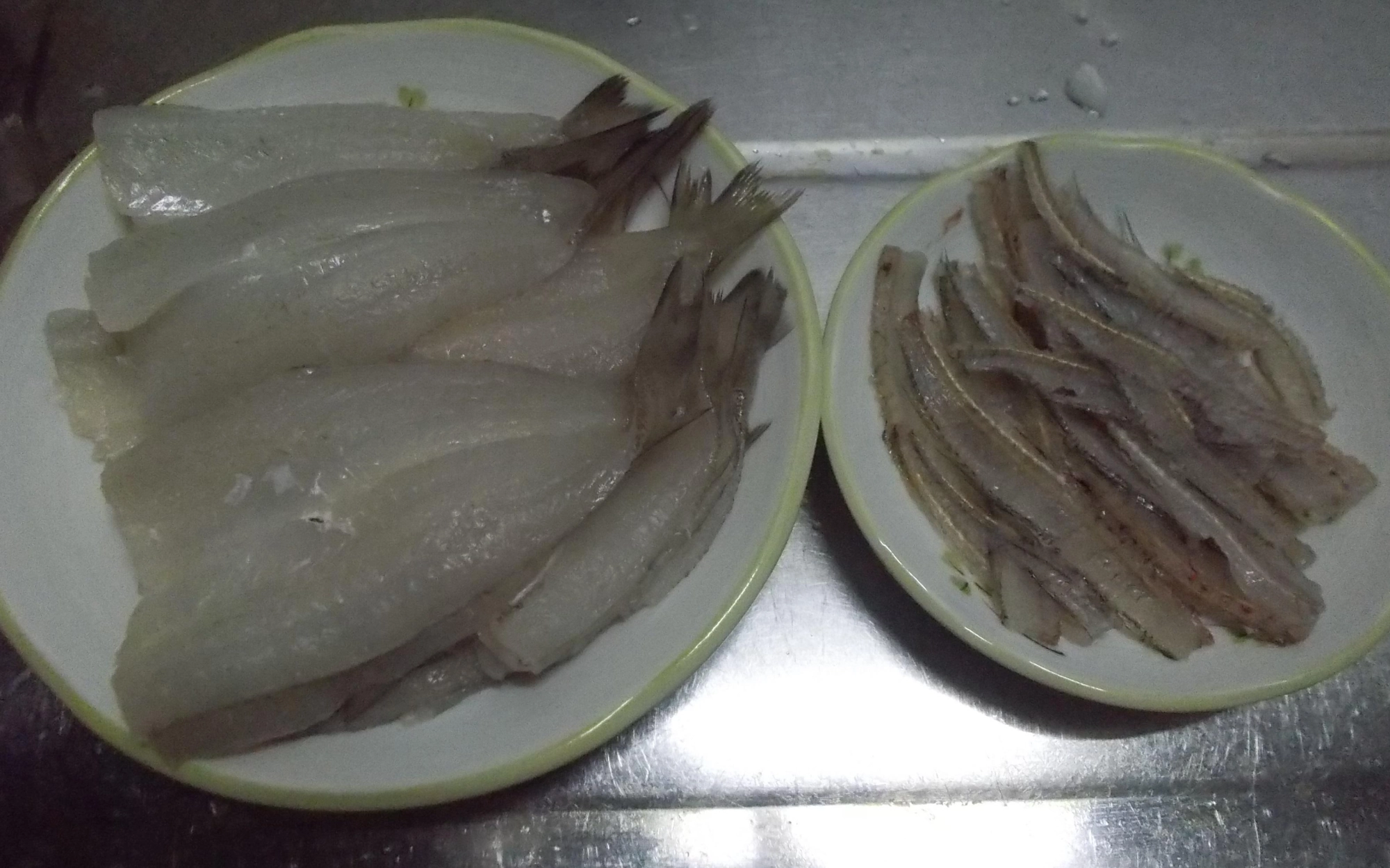 釣れたキスは開いてテンプラでもフライでも美味しくいただけます。骨は素揚げにして骨せんべいで食べれますよ♪