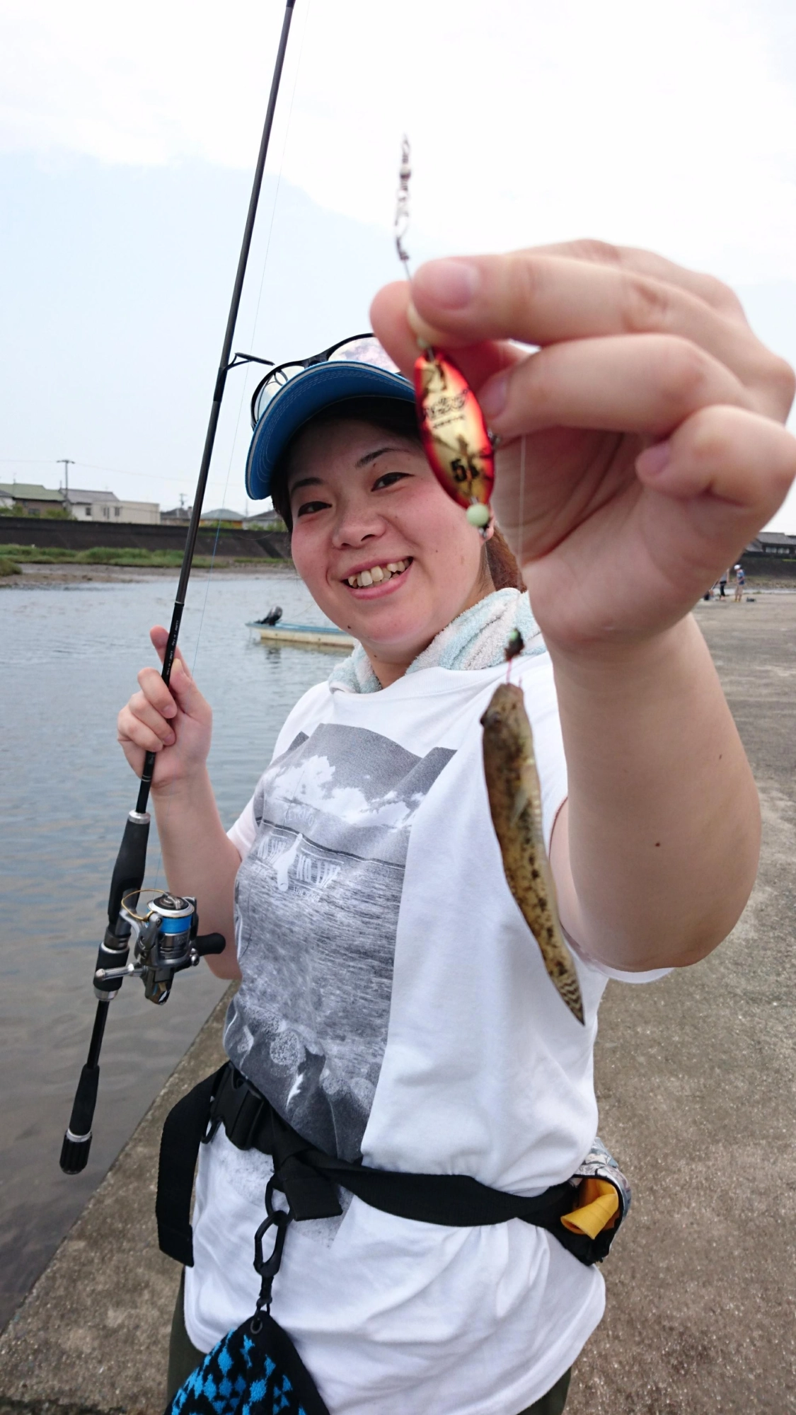 ゆっっっくり巻いてくると、海底の感触とは別に「ググッ」と引き込むハゼのアタリがあります！