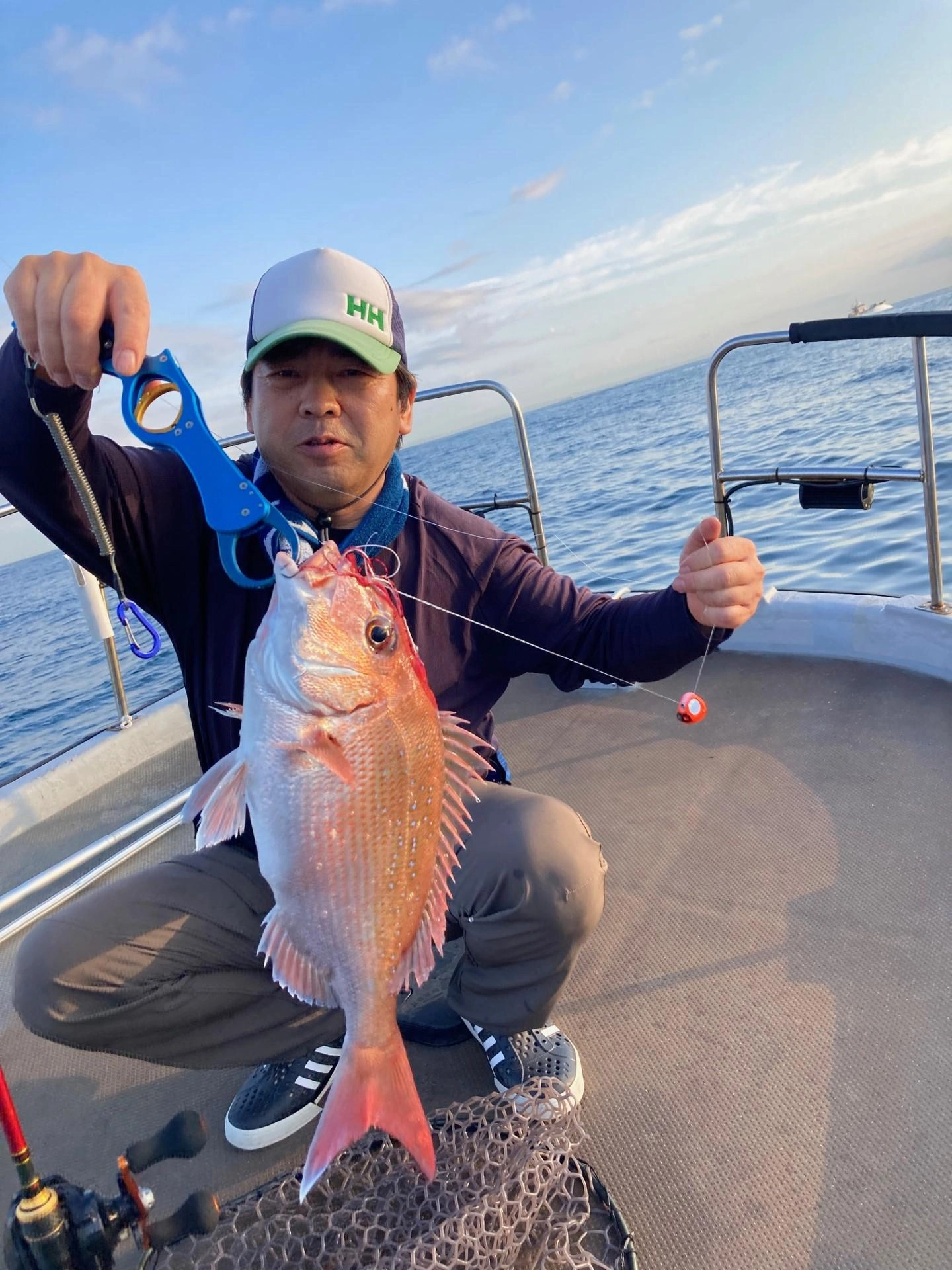 同行者にも次々マダイがヒット！