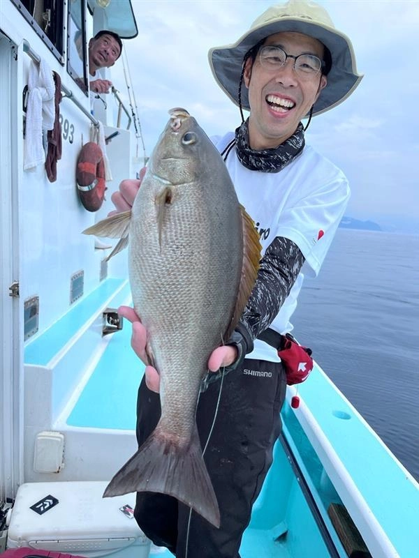 キングジャンボなでっかいイサキ釣れました!!この日最大の４５cm！デカすぎです!!