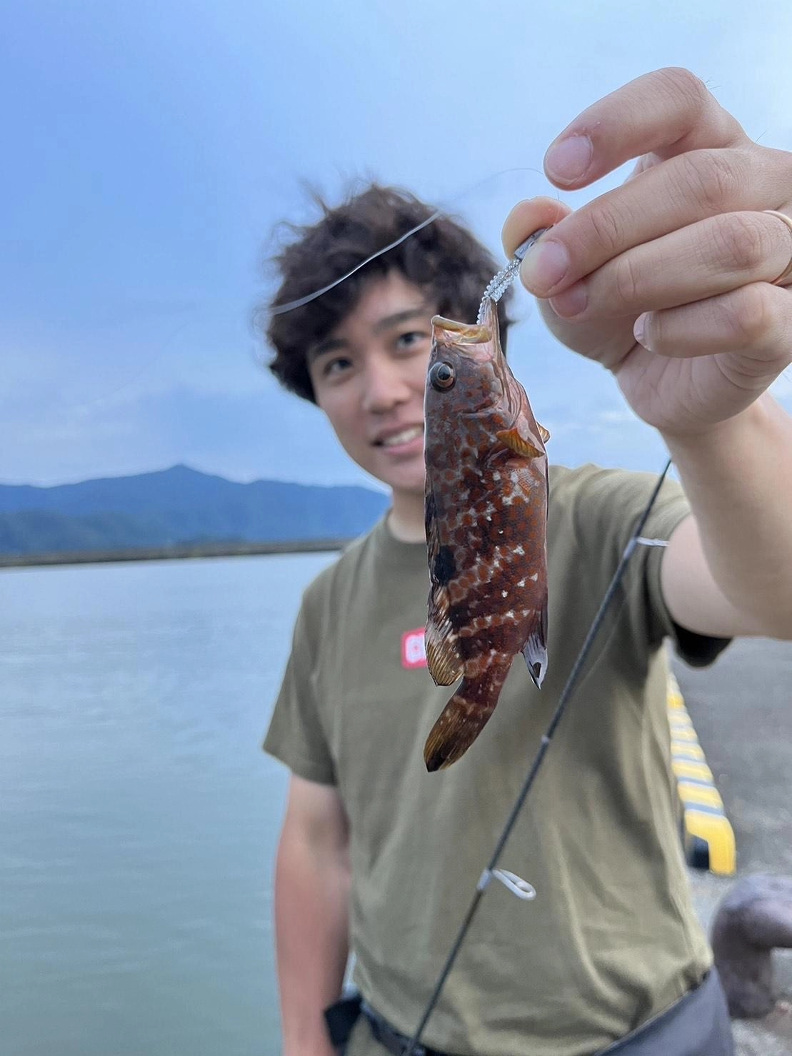キジハタも釣れました。1ｇ程度のジグヘッドに2インチのワームで誘うとコンスタントに反応あり。