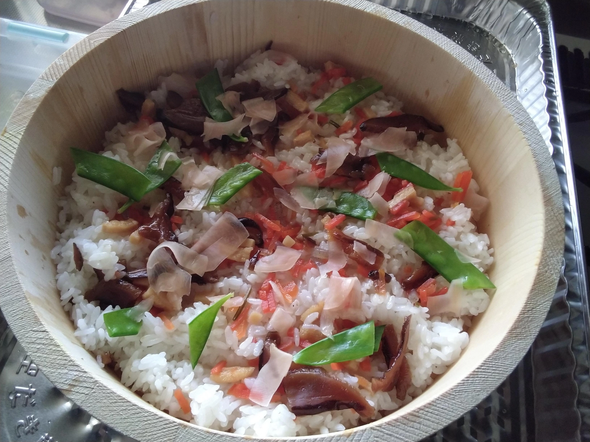 メジナのちらし寿司を作ってみました。残ったアラは味噌汁に。