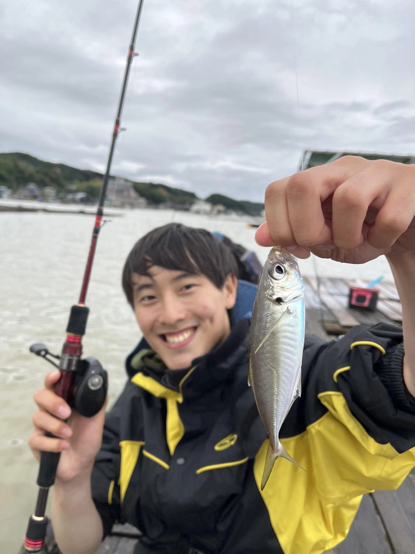 イカダ釣りの定番アジも大漁！