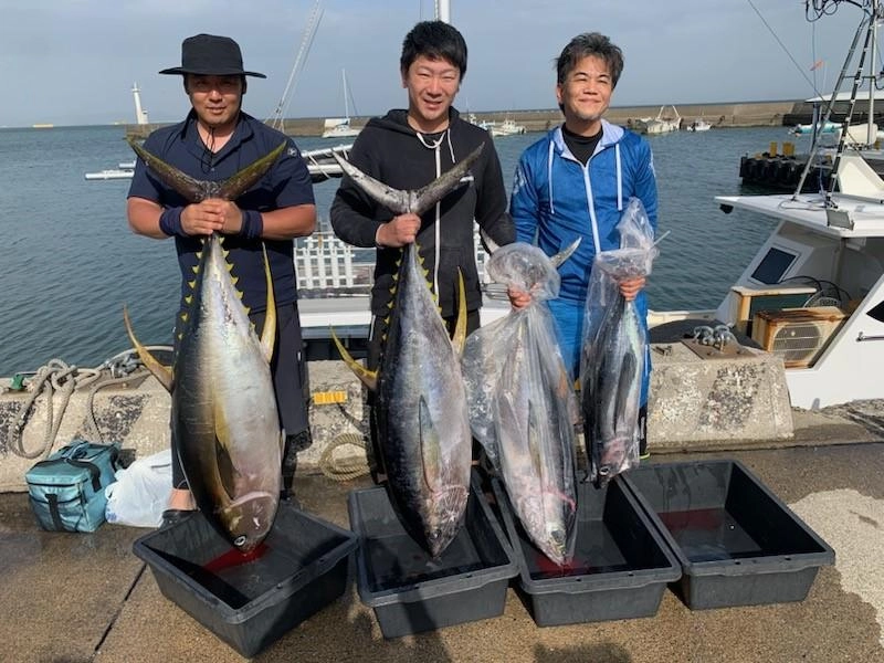 キハダ浮上して来ましたよ！当日はお客様と7人のチャーターでしたが全員ヒット！バラシとラインブレイクもあり全員キャッチ出来なかったのが残念でした・・・