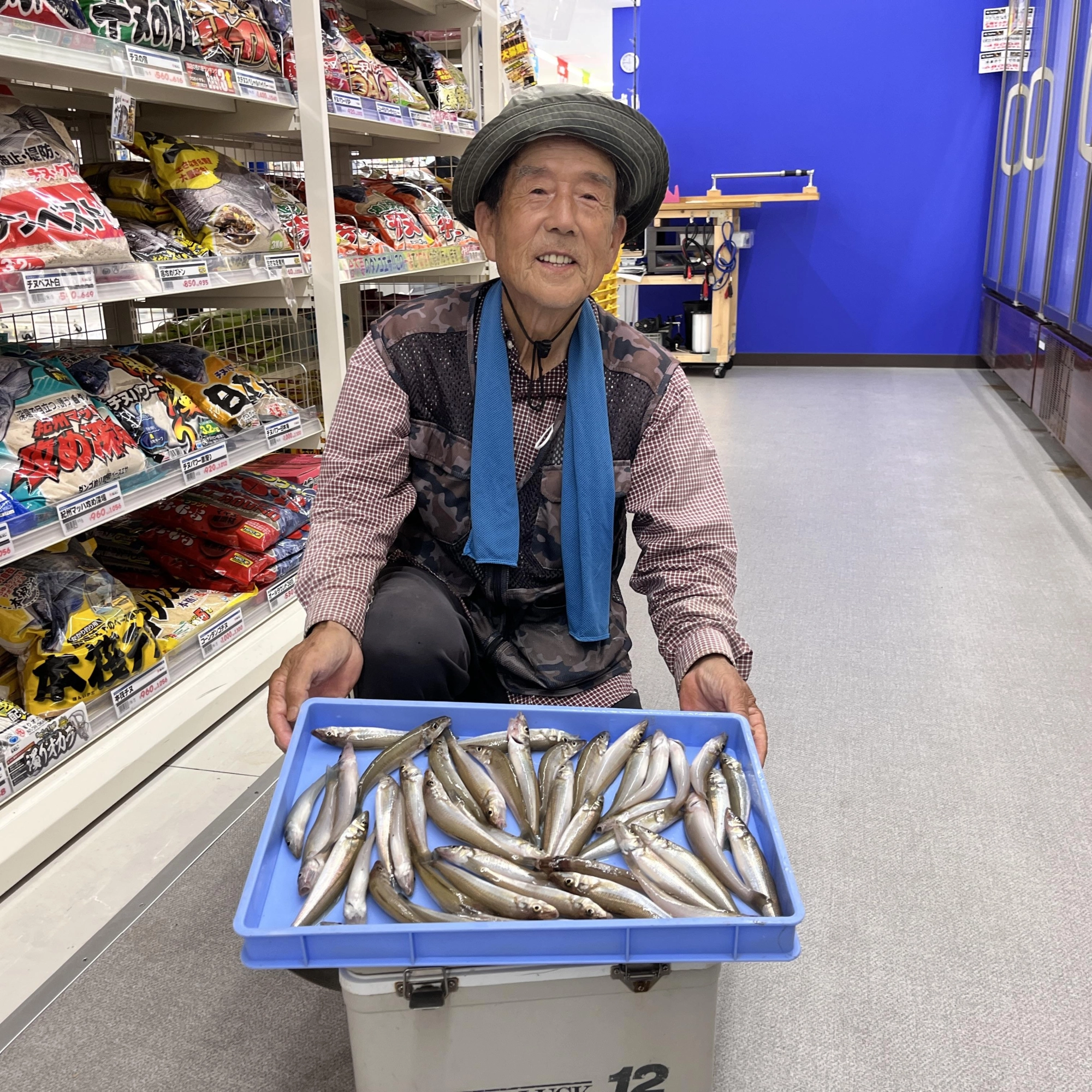 エサはゴールドイソメと赤イソメを使いました。