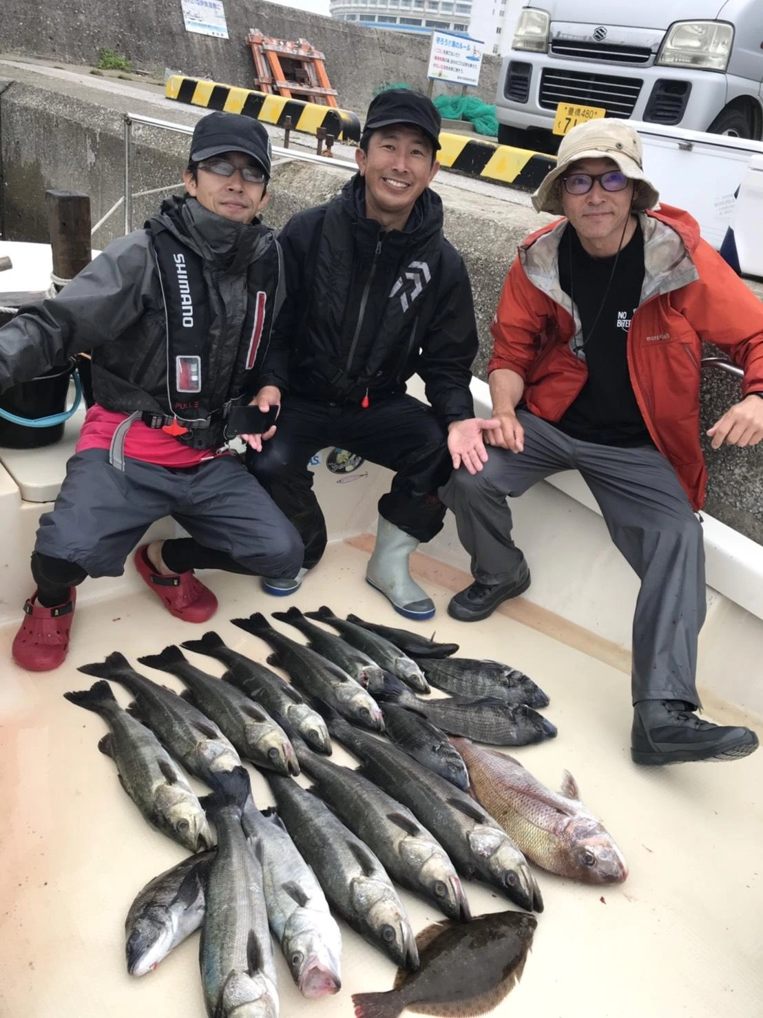 たくさん釣れました！シーバス以外にもマダイ・クロダイ・そして青物・・・色々釣れます！終盤ですがまだまだ行けそうです！