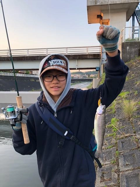 早朝、早起きしてのニジマス釣りでした。ちらほらとライズがあり、投げ続けること30分ほどでヒット！！