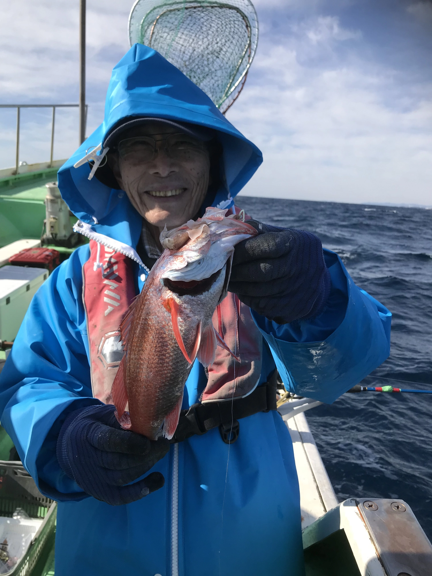 イシグロ高林店の沖釣りアドバイザーの高橋さん。
竿頭の７匹ゲット！！