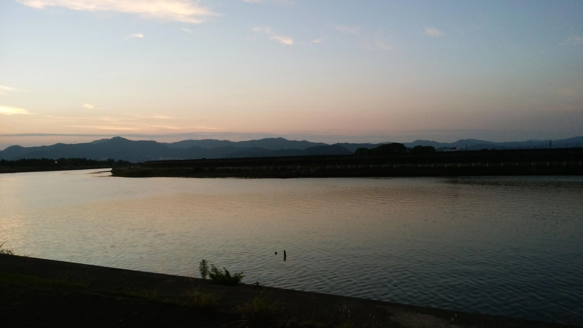 太陽沈むも暑い。