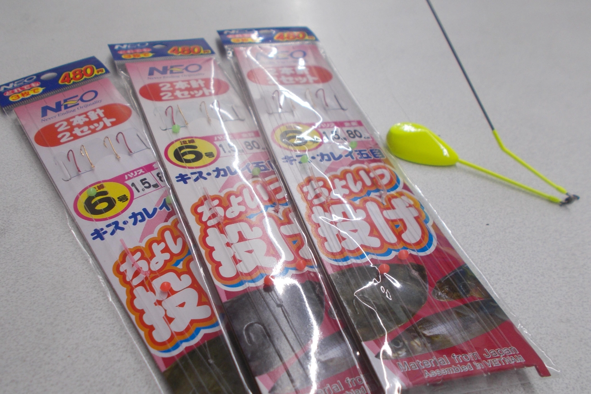 キスのサイズが少し小さいので針の大きさは小さ目を。フグが釣れてくるので仕掛けは最低３セットあると安心です。天秤は根掛り少ないライトショットシンカーがオススメですよ♪