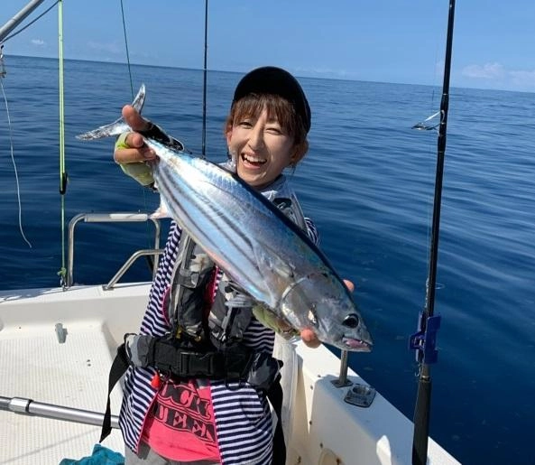 10時のタチ場釣り可能までの間にキャスティング、なんとカツオが釣れちゃった♪