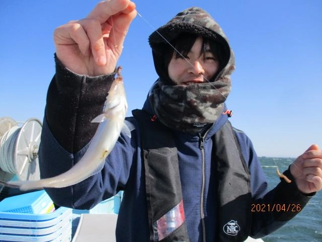 『武丸』初乗船のお客様は一日中、コンスタントに釣ってましたよッ(^-^)