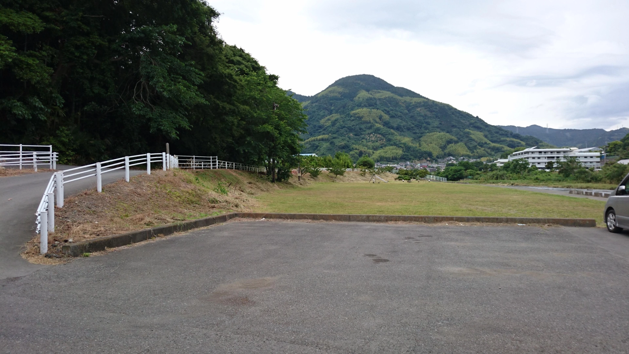清水承元寺緑地公園の横に駐車スペースがあります
