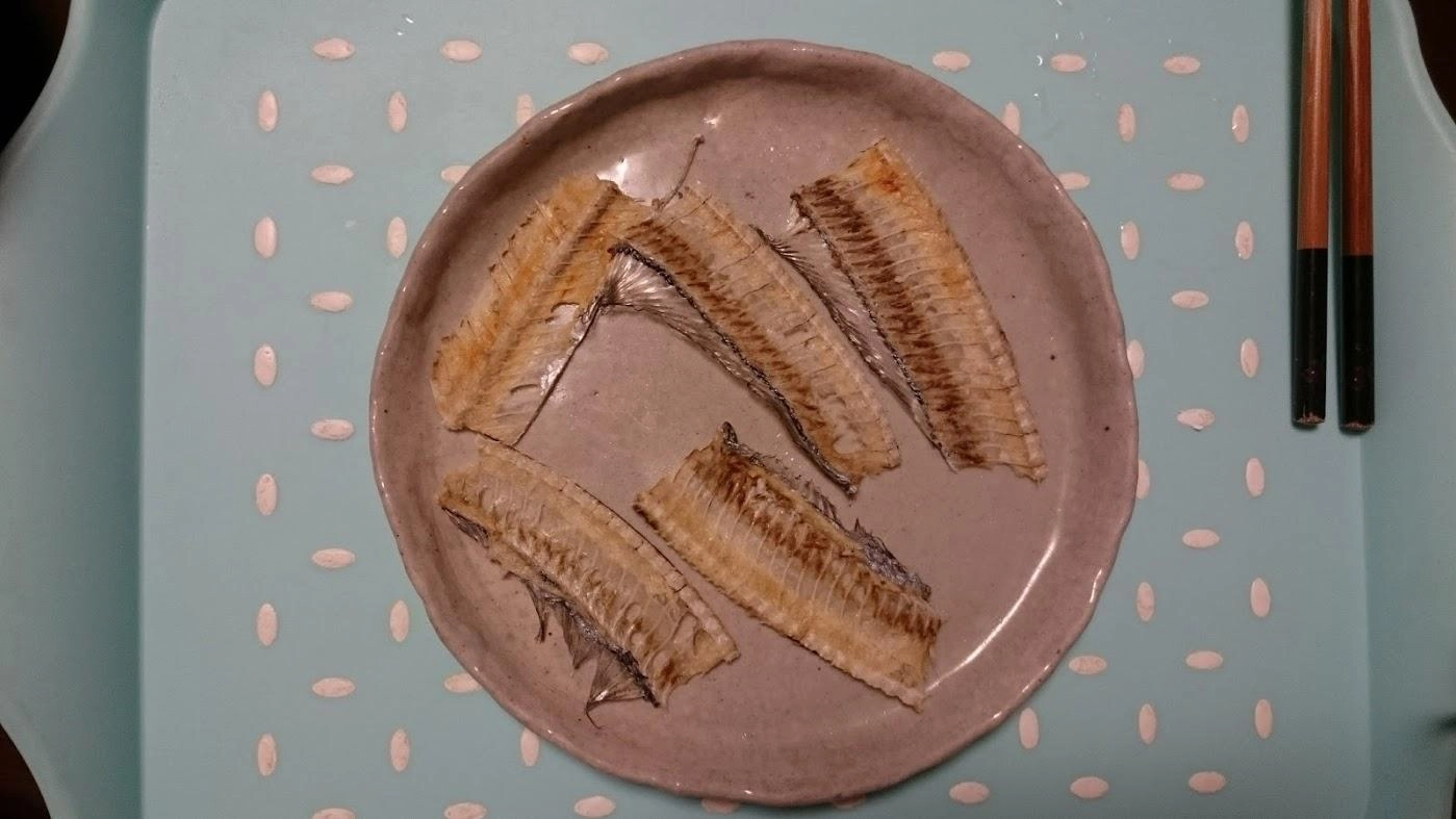 太刀魚は写真を撮り忘れたので、レンジで作った骨せんべい。