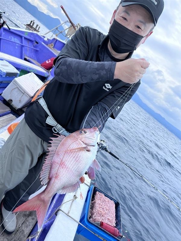 アジ釣りをしているとマダイのヒットもあります！仕掛けはアジで使用している仕掛けのままで良いです（ハリス4号6～8ｍなど）
