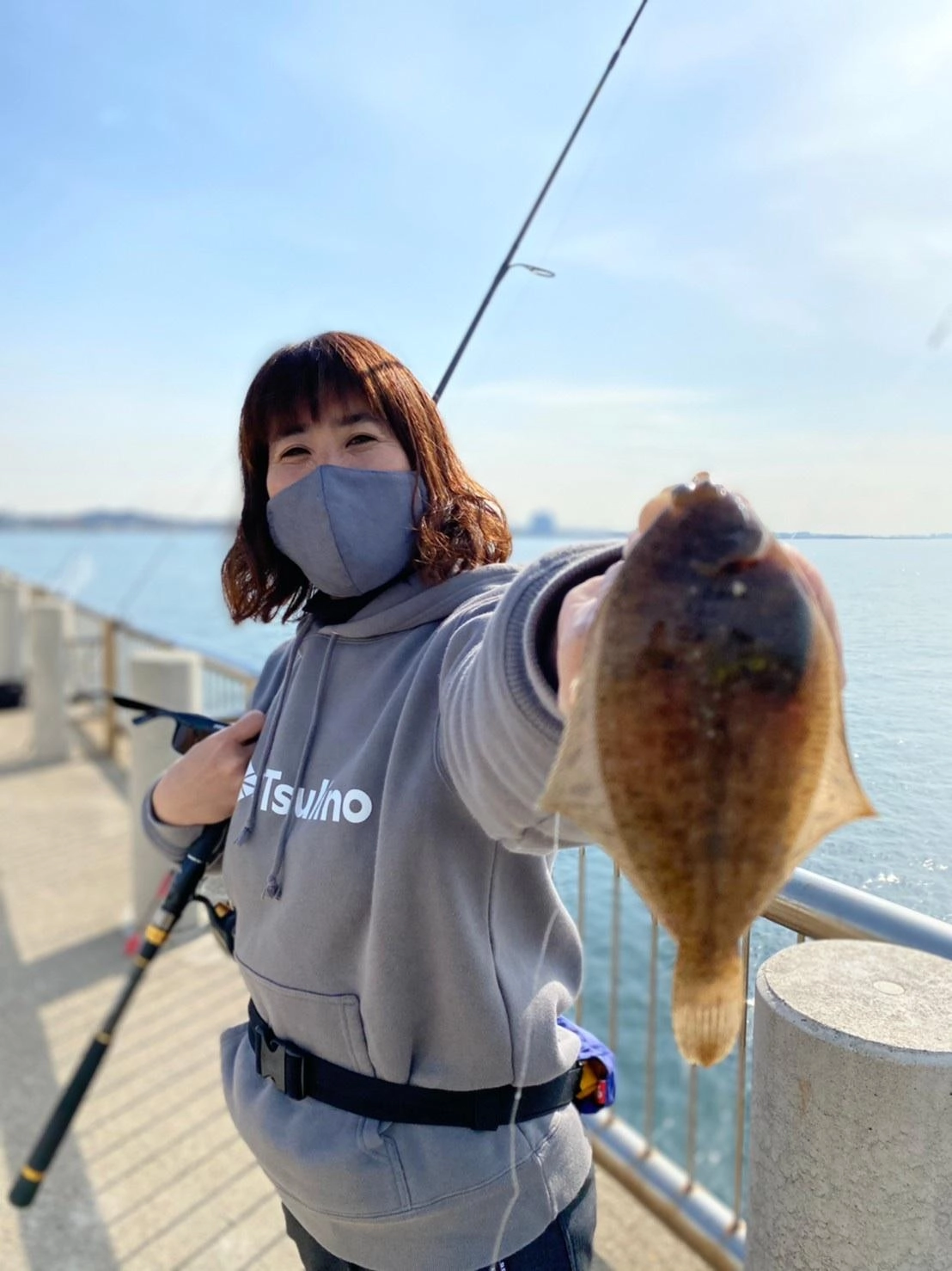 アタリが何度かあり。巻いてみると可愛いカレイが釣れました♪