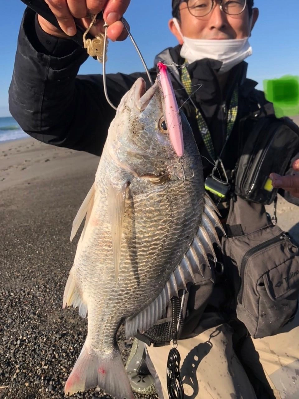 ヒットルアー【ADUSTA　シーシェイカー90】。このルアーは浅場をゆっくり引けるから遠浅サーフにオススメです♪