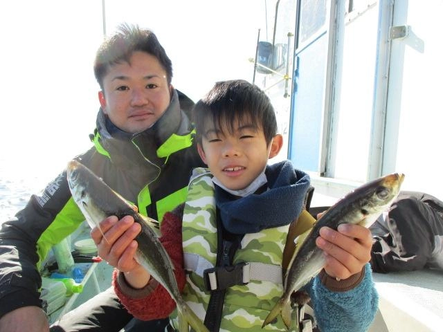 こちらの親子は良型マアジを沢山、釣り上げてましたよッ(^-^)