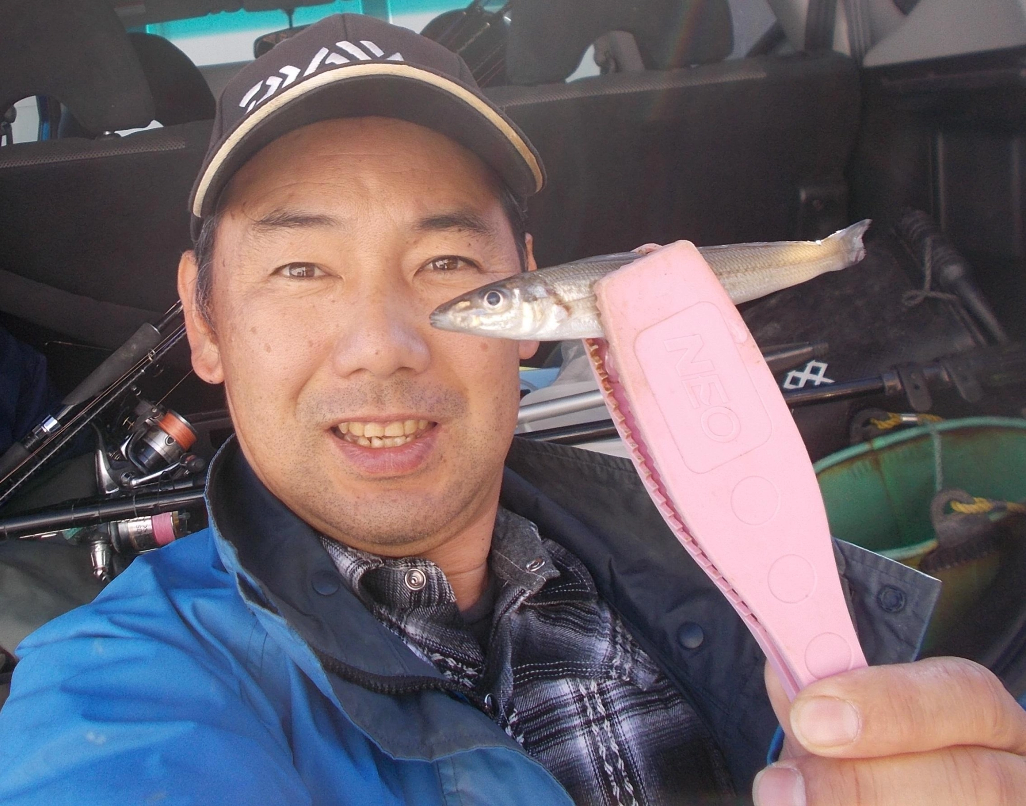 短時間でしたがキスが釣れました。12月いっぱいまでは釣れますよ。
