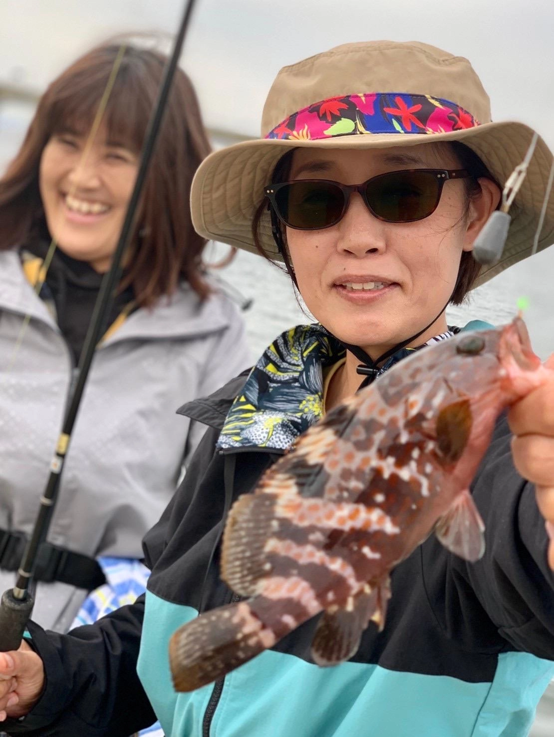 胴付き仕掛け、エサはゴールドで堤防へチでアタリ多数!!カサゴが良く釣れます♪その中にキジハタも!!!!