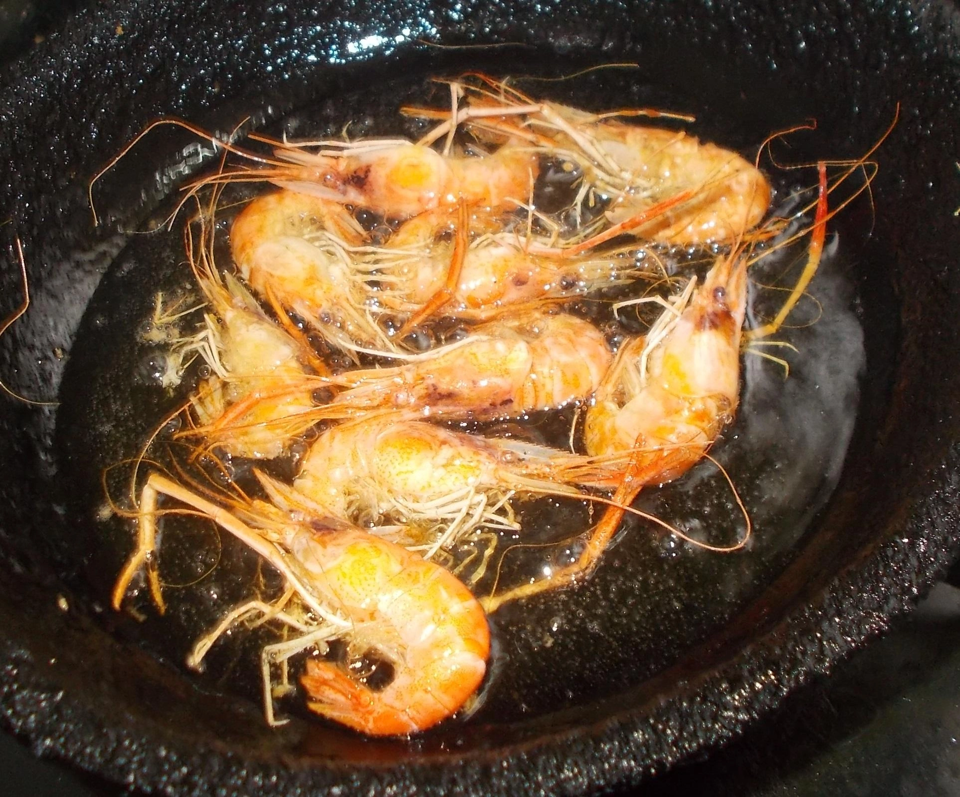 後は油でカラッと揚げます。この時油が飛ぶので蓋をするといいですよ。