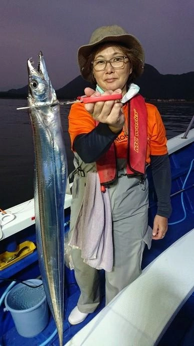 天秤仕掛けのエサ釣りでは良型のタチウオも釣れております！