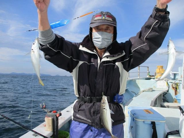 いつもの常連様は初冬マアジを多点掛けで釣り上げてましたよッ(・∀・)