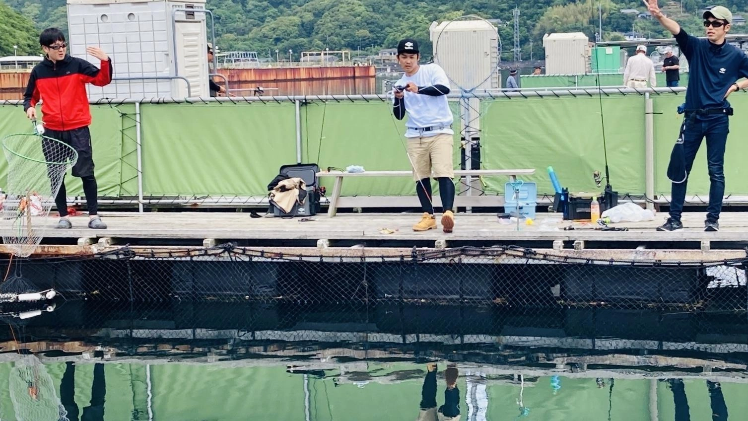 周りのサポートがあって
青物をキャッチできました♪
誰かが青物を掛けた場合は
仕掛けを回収し、
釣り上げたら即座に
仕掛けを再投入して下さい！
ファイトが長いとその分、
活性の上がる魚が
多くなります♪