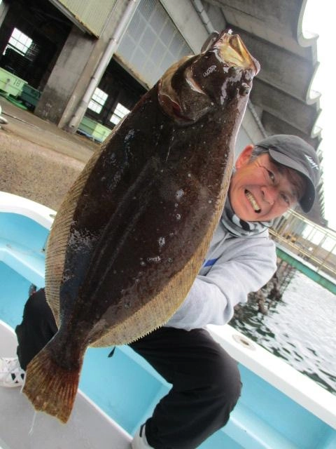 こちらの常連様も肉厚ビラメを釣ってニンマリッ(о´∀`о)