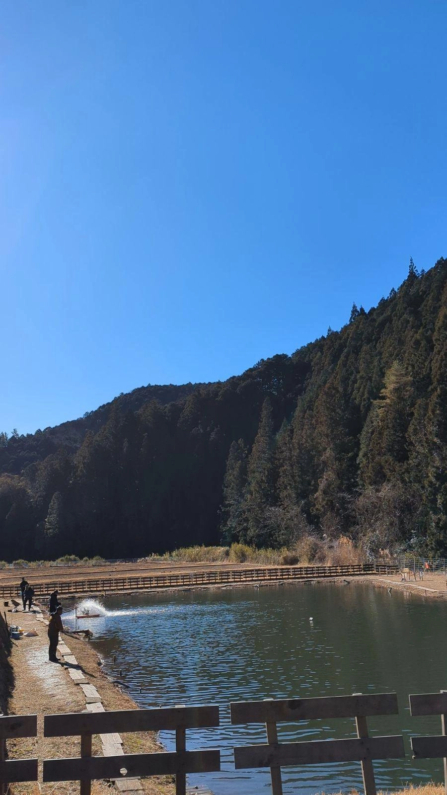 平日のためか、2名ほどしかいませんでした。
この時期は土日もそこまで人が多くないそうでオススメだそうです。
池自体はそこまで大きくないですが、景観がめちゃくちゃいいです。

池が1つしかないので釣り方（ルアー、フライ、テンカラ）で場所を分けているそうです。基本ルアーの方が多い時はルアーの場所を増やすなど臨機応変に対応されているみたいです。