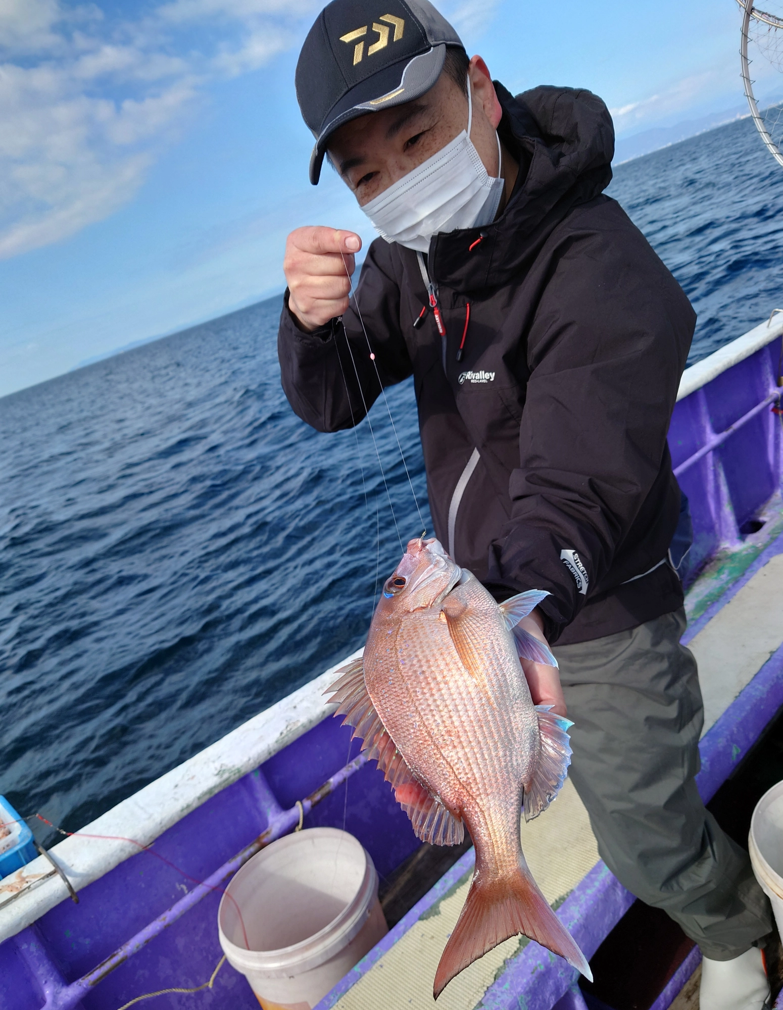 良型のマダイが釣れました！ハリスは4号10ｍ２本針を使用しました。