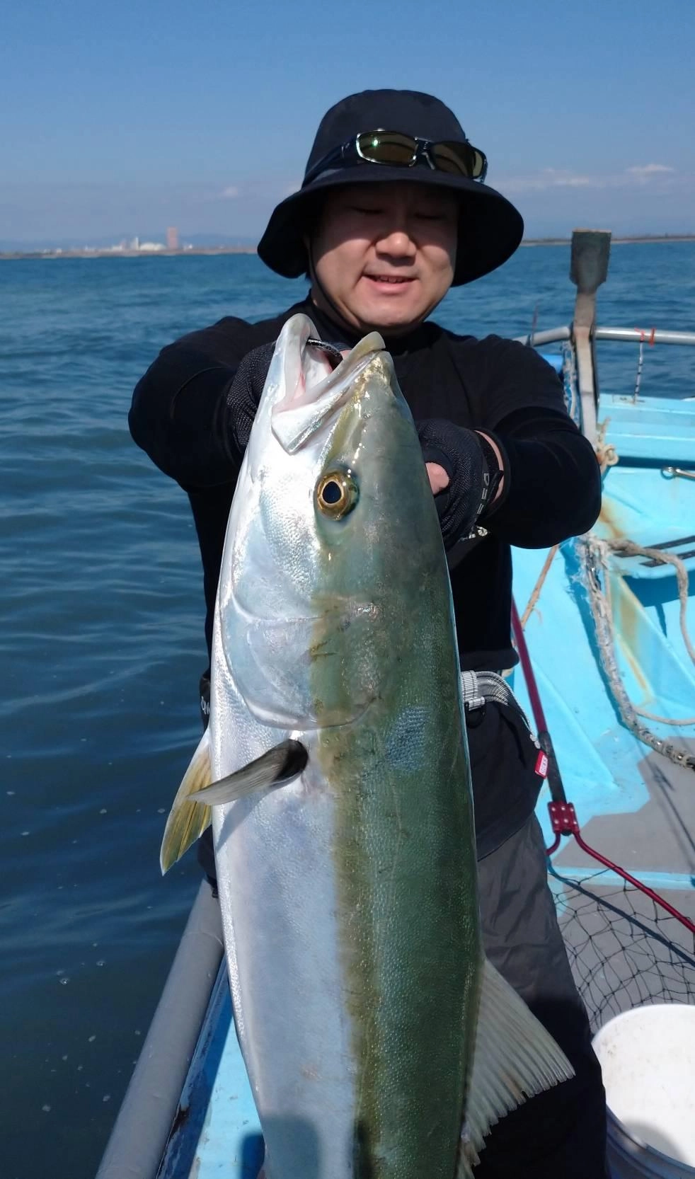 鯵エサを使った泳がせ釣りや、飲ませサビキではブリクラスの青物が連発していました。