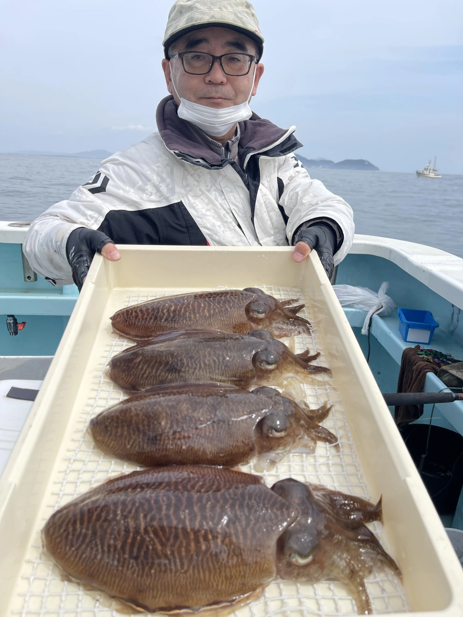 こちらの常連様はデッカコウイカ混じりに竿頭タイ釣果乗せッ(°▽°)