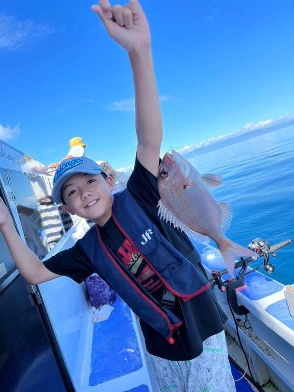 船釣り初心者の中学生も15匹近くマダイを釣りました！