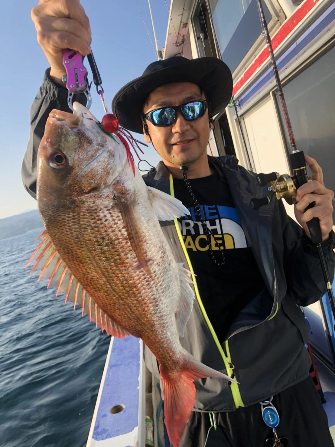 良型マダイも釣れておりました！赤系のタイラバにヒット。