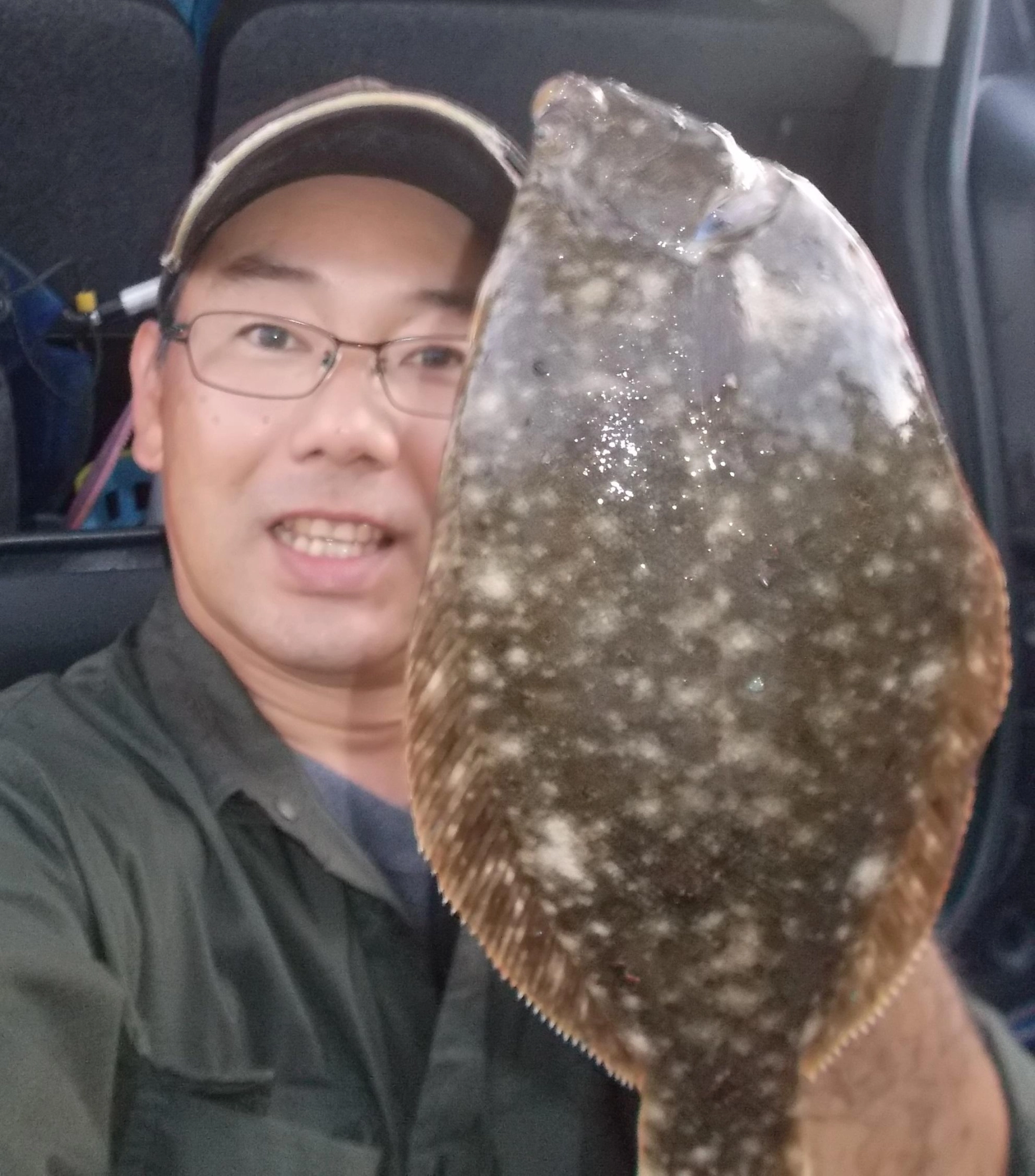 キスを狙いに行ってきましたがまさかの良型マコカレイが♪他には手のひら大のヘダイも。