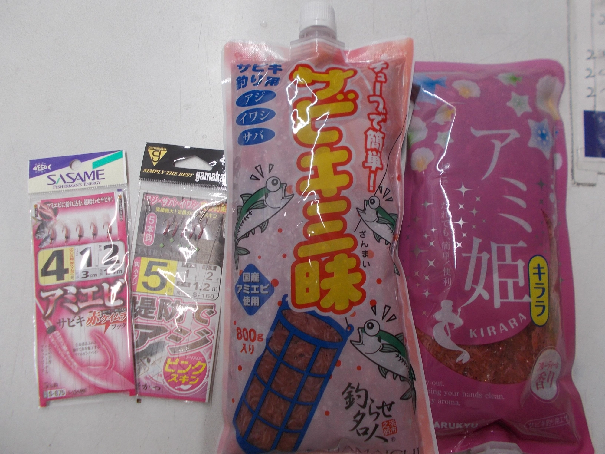 サビキ仕掛けはピンクスキンをコマセは冷凍ものはなかなか溶けないのでチューブタイプがオススメですよ♪