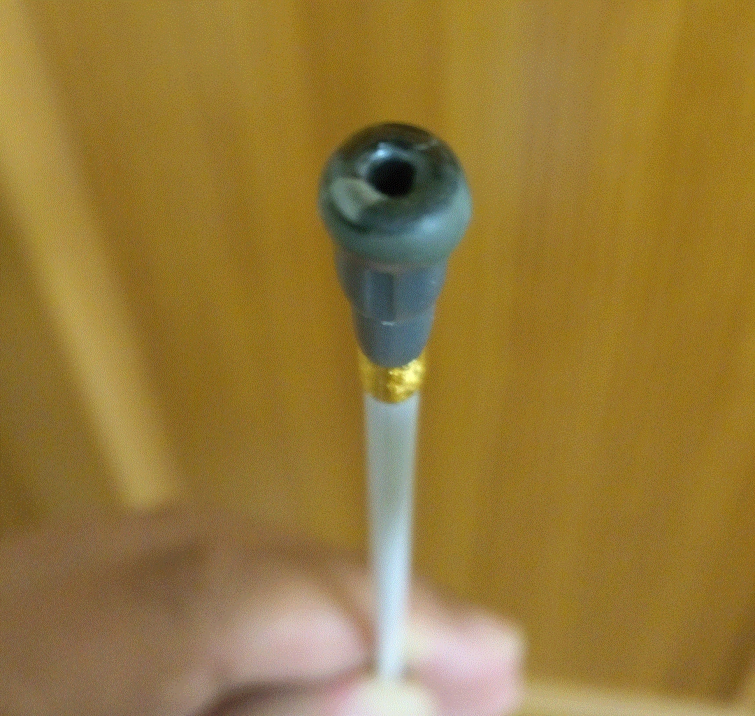 実は、前の週にトップガイドを割ってしまい鋭利な状態で巻き取る糸がカンナのように削れる状態に。慌てて部品を発注しましたが間に合わず。欠けた3分の１の部分はエポキシ接着剤を盛って臨みました。　釣りの後に帰宅し見てみると接着材が剥がれかけ（写真参照）よく一日もったなと感謝。　