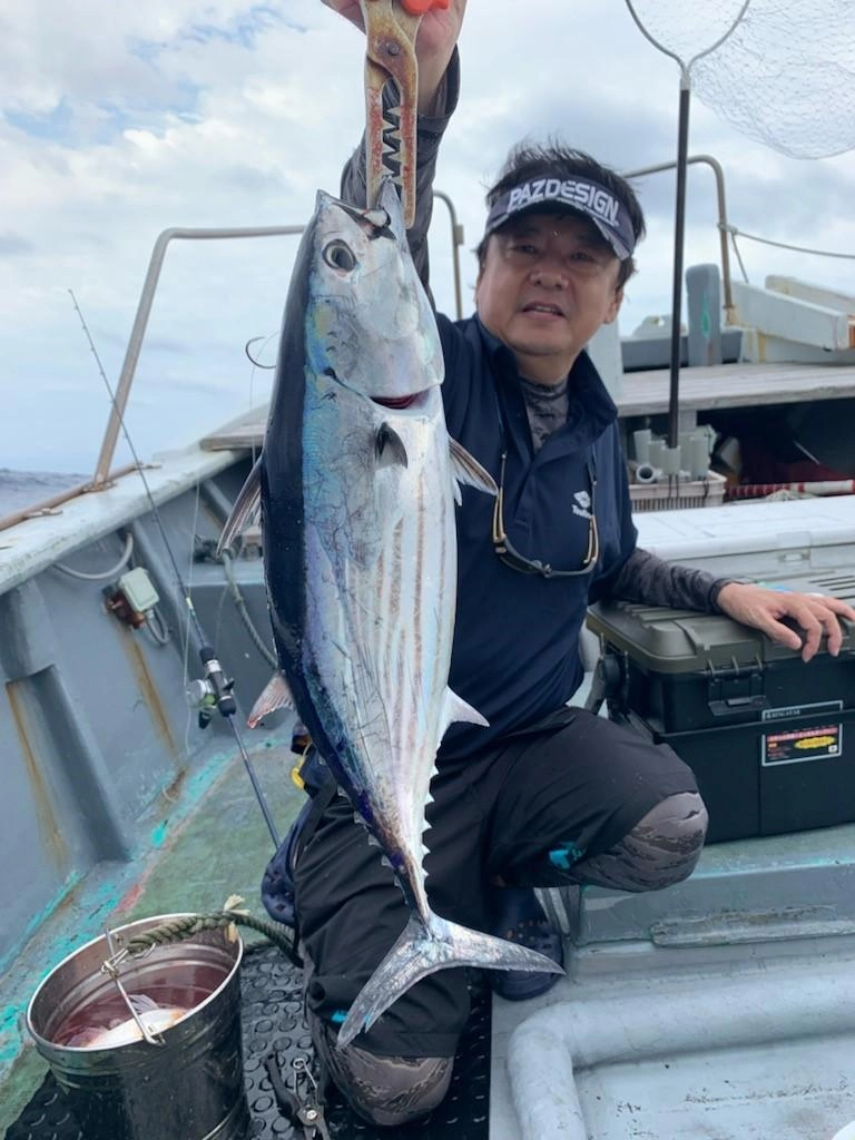 小判ながら良い引きしました！まだ水温が高くカツオの活性も高いです。良いお土産が出来ました。